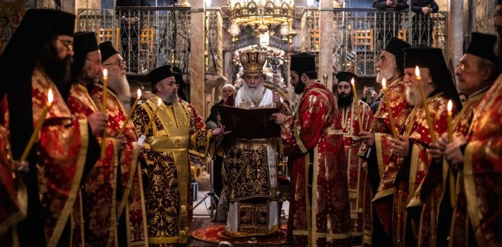 El patriarca ortodoxo griego de Jerusalén, Teófilo III, inicia la ceremonia del lavamiento de pies en la Iglesia del Santo Sepulcro en la Ciudad Vieja de Jerusalén. Israel anunció que comenzaría a flexibilizar las restricciones impuestas en tiempos de guerra a las reuniones públicas, las escuelas y los aeropuertos tras la tregua entre Estados Unidos e Irán.