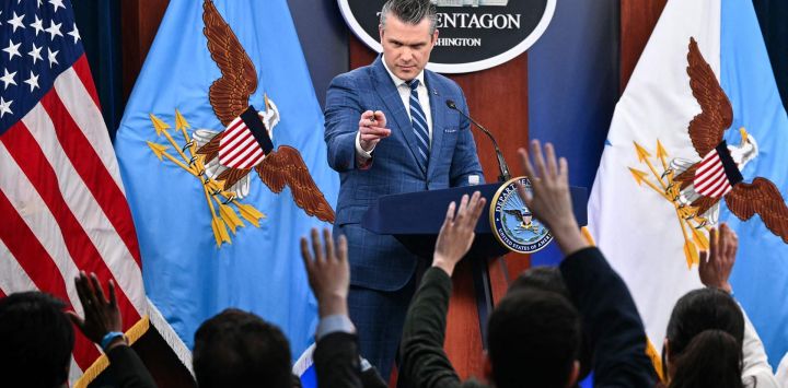 El secretario de Defensa de Estados Unidos, Pete Hegseth, responde preguntas durante una rueda de prensa en el Pentágono, en Washington D.C.. Estados Unidos e Irán acordaron un alto el fuego de dos semanas el 7 de abril, apenas una hora antes de la fecha límite fijada por el presidente Donald Trump para aniquilar el país, lo que generó alivio y preocupación a nivel mundial. Teherán accedió a reabrir temporalmente el estrecho de Ormuz, por donde transita gran parte del petróleo, el gas y los fertilizantes del mundo, lo que alivió la preocupación por la maltrecha economía global.