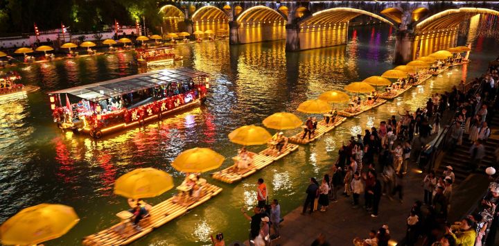 Imagen de turistas navegando en balsas de bambú para disfrutar del paisaje en un río, en el distrito de Xuan'en, en la provincia de Hubei, en el centro de China.