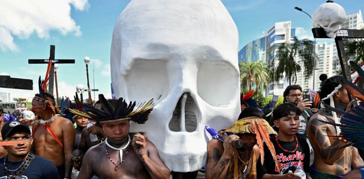 Indígenas portan la escultura de una calavera durante una marcha hacia el edificio del Congreso en el marco del Acampamento Terra Livre (ATL), el encuentro anual indígena celebrado en Brasilia. Alrededor de 7.000 indígenas de diversos grupos étnicos participan en la protesta, que dura una semana, para exigir derechos sobre la tierra, justicia e igualdad de trato.