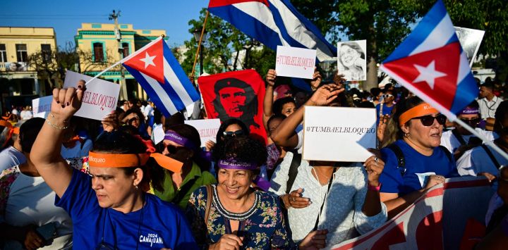 Mujeres se manifiestan en La Habana contra las sanciones impuestas por Estados Unidos a Cuba, incluido el embargo petrolero vigente desde enero.