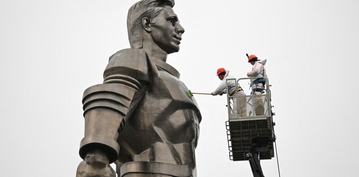 Operarios de mantenimiento limpiaron el monumento al cosmonauta soviético Yuri Gagarin en Moscú. Hace sesenta y cinco años, el cosmonauta soviético Yuri Gagarin se convirtió en la primera persona en el espacio, marcando un nuevo capítulo en la historia de la exploración espacial.