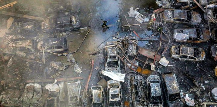 Un bombero camina junto a vehículos destruidos mientras sus compañeros intentan extinguir un incendio tras un ataque israelí en el barrio de Corniche al-Mazraa, en Beirut. Una serie de ataques israelíes sacudieron la capital libanesa sin previo aviso, provocando escenas de pánico. Los ataques israelíes contra el Líbano el 8 de abril, los más intensos desde que comenzó la guerra a principios de marzo, dejaron "decenas de muertos y cientos de heridos", según un balance preliminar del Ministerio de Salud.