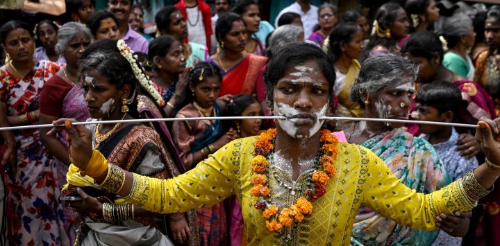 Una devota hindú, con las mejillas perforadas con una varilla de metal, participa en una procesión religiosa durante el festival Panguni Uthiram en Nueva Delhi, India.