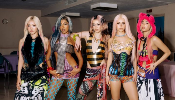 KATSEYE lanza "PINKY UP", sin Manon, en la previa de su debut en Coachella