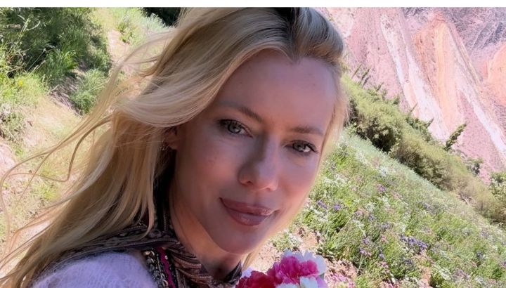 Nicole Neumann combinó jean wide leg y campera crop de cuero: el dúo estrella del invierno