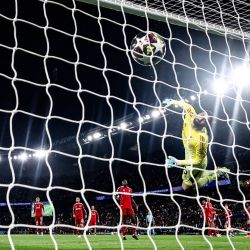 El arquero georgiano del Liverpool, Giorgi Mamardashvili, se lanza para tratar de detener el primer gol del PSG durante el partido de ida de los cuartos de final de la Liga de Campeones de la UEFA entre el Paris Saint-Germain (PSG) y el Liverpool FC en el estadio Parc des Princes de París. | Foto:FRANCK FIFE / AFP