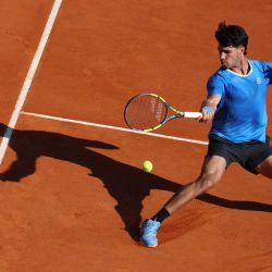El español Carlos Alcaraz devuelve un golpe de derecha al argentino Tomás Martín Etcheverry durante su partido de octavos de final del torneo ATP Masters Series de Montecarlo, disputado en la pista Rainier III del Monte-Carlo Country Club en Roquebrune-Cap-Martin, al sureste de Francia. | Foto:Valery Hache / AFP