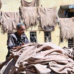 Imagen de un empleado trabajando en una curtiduría de cuero, en Fes, Marruecos. Fes, una ciudad en el norte de Marruecos con una historia de más de 1.200 años, es famosa por sus productos de cuero, populares en todo el mundo. | Foto:Xinhua/Aissa