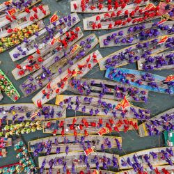 Imagen tomada con un dron de botes reuniéndose durante el Festival de Botes de Qintong, llevada a cabo en el Parque Nacional de Humedales de Qinhu, en la provincia de Jiangsu, en el este de China. | Foto:Xinhua/Tang Dehong