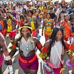 Indígenas brasileños participan en una marcha de protesta como parte del Acampamento Terra Livre (Campamento Tierra Libre) en Brasilia, Brasil. Alrededor de 7.000 indígenas de diversos grupos étnicos participan en la protesta, que dura una semana, para exigir derechos sobre la tierra, justicia e igualdad de trato. | Foto:EVARISTO SA / AFP