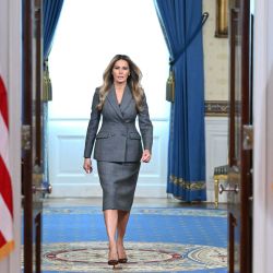 La primera dama estadounidense Melania Trump sale del Salón Azul al llegar para hablar en el Salón de la Cruz de la Casa Blanca en Washington, D.C.. Ese mismo día, Melania Trump hizo una sorpresiva declaración ante las cámaras para negar acusaciones no especificadas sobre ella y el delincuente sexual convicto Jeffrey Epstein. "Las mentiras que me vinculan con el despreciable Jeffrey Epstein deben terminar hoy", dijo. "Quienes mienten sobre mí carecen de ética, humildad y respeto". | Foto:Mandel Ngan / AFP
