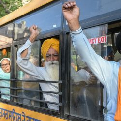 Peregrinos sij reaccionan al partir en autobús hacia Pakistán para celebrar el Baisakhi, la fiesta anual de la cosecha de primavera, en Amritsar, India. | Foto:Narinder Nanu / AFP