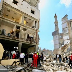 Rescatistas buscan sobrevivientes en medio de los escombros de edificios destruidos en el sitio de un ataque aéreo israelí, en la ciudad de Sidón, en el sur de Líbano. Hasta ahora, la ofensiva israelí en todo Líbano ha causado la muerte de al menos 254 personas y ha dejado a otras 1.165 heridas. Los vecindarios densamente poblados de la capital, Beirut, se encuentran entre los más afectados, de acuerdo con los últimos datos proporcionados por la Defensa Civil libanesa. | Foto:Xinhua/Ali Hashisho