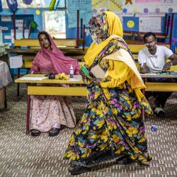 Una votante procede a emitir su voto en una escuela primaria que funciona como colegio electoral en Yibuti, durante las elecciones presidenciales yibutianas. | Foto:LUIS TATO / AFP