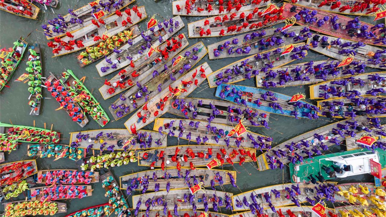 Imagen tomada con un dron de botes reuniéndose durante el Festival de Botes de Qintong, llevada a cabo en el Parque Nacional de Humedales de Qinhu, en la provincia de Jiangsu, en el este de China. | Foto:Xinhua/Tang Dehong
