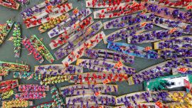 Imagen tomada con un dron de botes reuniéndose durante el Festival de Botes de Qintong, llevada a cabo en el Parque Nacional de Humedales de Qinhu, en la provincia de Jiangsu, en el este de China.