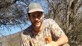 Momo, el hijo hippie de Julián Weich, mostró cómo construyó su casa de barro