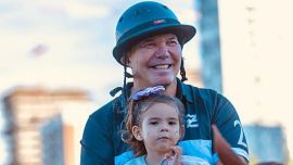 El tierno look de Sarah Burlando para acompañar a su papá en su día más importante