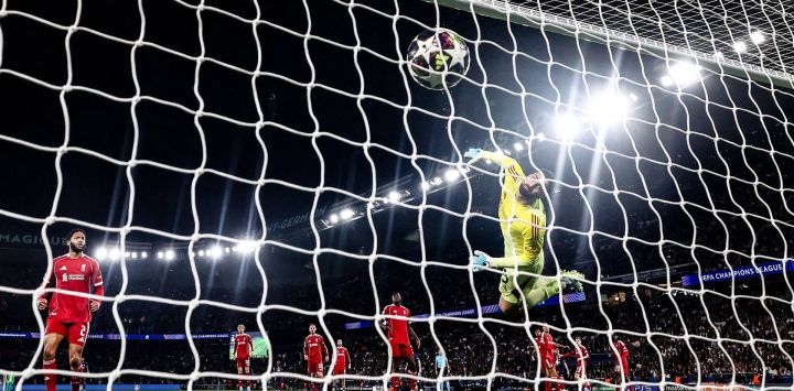 El arquero georgiano del Liverpool, Giorgi Mamardashvili, se lanza para tratar de detener el primer gol del PSG durante el partido de ida de los cuartos de final de la Liga de Campeones de la UEFA entre el Paris Saint-Germain (PSG) y el Liverpool FC en el estadio Parc des Princes de París.