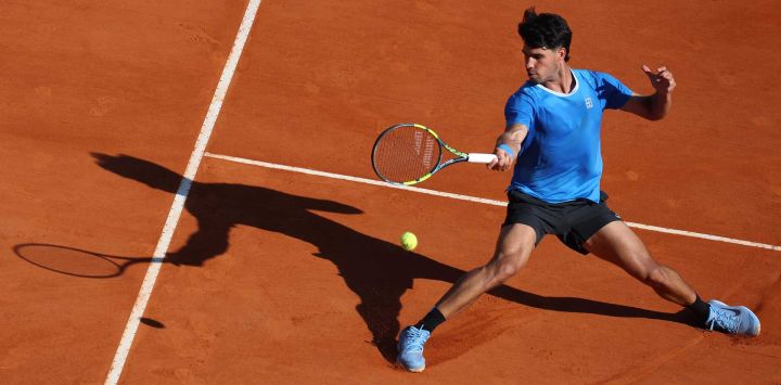 El español Carlos Alcaraz devuelve un golpe de derecha al argentino Tomás Martín Etcheverry durante su partido de octavos de final del torneo ATP Masters Series de Montecarlo, disputado en la pista Rainier III del Monte-Carlo Country Club en Roquebrune-Cap-Martin, al sureste de Francia.