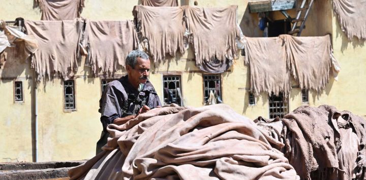 Imagen de un empleado trabajando en una curtiduría de cuero, en Fes, Marruecos. Fes, una ciudad en el norte de Marruecos con una historia de más de 1.200 años, es famosa por sus productos de cuero, populares en todo el mundo.