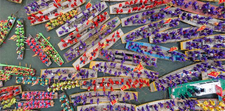 Imagen tomada con un dron de botes reuniéndose durante el Festival de Botes de Qintong, llevada a cabo en el Parque Nacional de Humedales de Qinhu, en la provincia de Jiangsu, en el este de China.