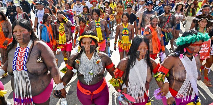 Indígenas brasileños participan en una marcha de protesta como parte del Acampamento Terra Livre (Campamento Tierra Libre) en Brasilia, Brasil. Alrededor de 7.000 indígenas de diversos grupos étnicos participan en la protesta, que dura una semana, para exigir derechos sobre la tierra, justicia e igualdad de trato.