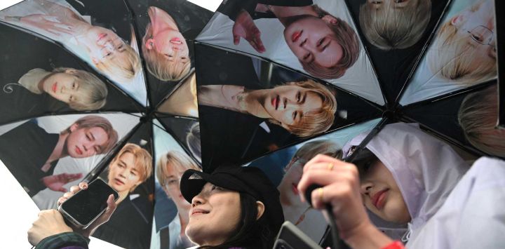 Los fans de BTS portan paraguas con la imagen de los miembros del grupo de K-pop BTS a su llegada al estadio donde el grupo actuará en Goyang. Las megaestrellas surcoreanas del K-pop, BTS, dieron inicio a su gira mundial aprovechando el éxito de su álbum de regreso, que alcanzó la cima de las listas, y una actuación histórica en el corazón de Seúl.