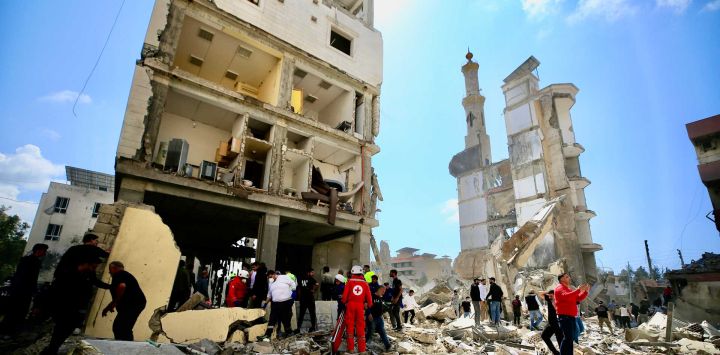 Rescatistas buscan sobrevivientes en medio de los escombros de edificios destruidos en el sitio de un ataque aéreo israelí, en la ciudad de Sidón, en el sur de Líbano. Hasta ahora, la ofensiva israelí en todo Líbano ha causado la muerte de al menos 254 personas y ha dejado a otras 1.165 heridas. Los vecindarios densamente poblados de la capital, Beirut, se encuentran entre los más afectados, de acuerdo con los últimos datos proporcionados por la Defensa Civil libanesa.