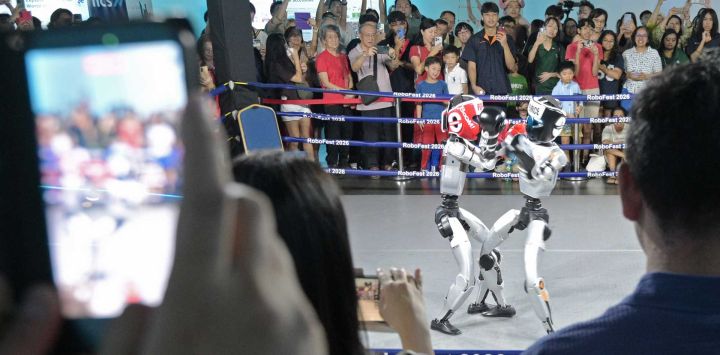 Robots compiten en un juego de boxeo durante el "RoboFest 2026: Conoce el Mañana, Hoy" en el Centro de Ciencias de Singapur. El RoboFest 2026 está dedicado a la robótica y la Inteligencia Artificial.
