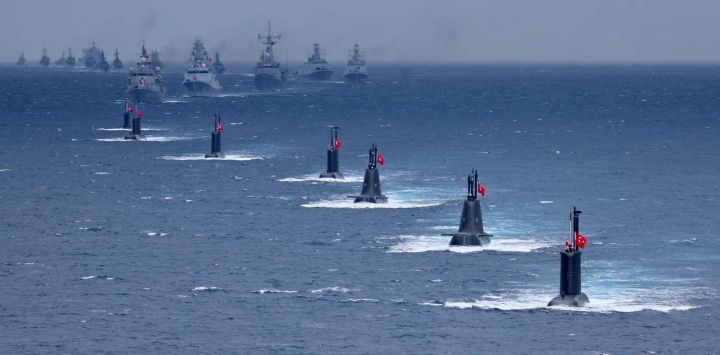 Submarinos y lanchas rápidas de ataque de Turquía participan en la fase de fuego real de los ejercicios militares tácticos "Patria Azul-2026" (Mavi Vatan) en el Mediterráneo oriental, en Antalya.