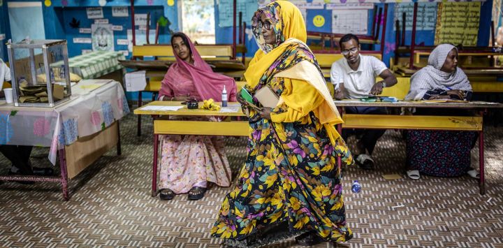 Una votante procede a emitir su voto en una escuela primaria que funciona como colegio electoral en Yibuti, durante las elecciones presidenciales yibutianas.
