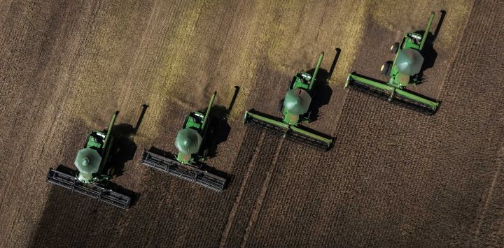 Vista aérea de máquinas cosechadoras trabajando en un campo de soja en Cruz Alta, estado de Rio Grande do Sul, Brasil.