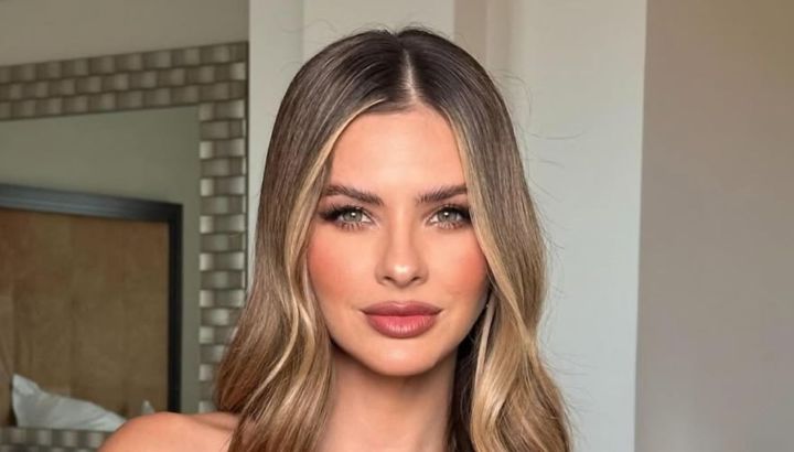 Pese a las críticas, la China Suárez sigue apostando a la chaqueta estilo colonial: la reversión para un look rockero