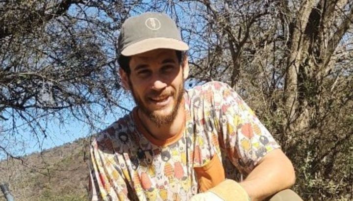 Momo, el hijo hippie de Julián Weich, mostró cómo construyó su casa de barro