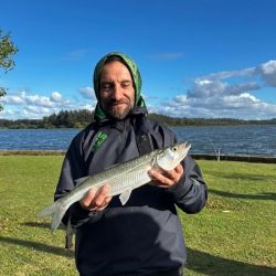 La laguna atraviesa días de gran actividad, con capturas constantes y ejemplares de buen porte.