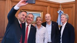 Manuel Adorni, en una "selfie de gestión" en febrero pasado.