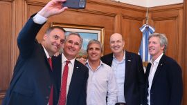 Adorni intenta fingir normalidad, pero las 'expensas' que le cobran las respuestas en X son carísimas