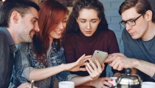 Ellos. Poco “mándame un mail”, mejor whatsapp. Menos “tiktokear”, más “escrolear” en IG.