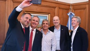 Manuel Adorni, en una "selfie de gestión" en febrero pasado.
