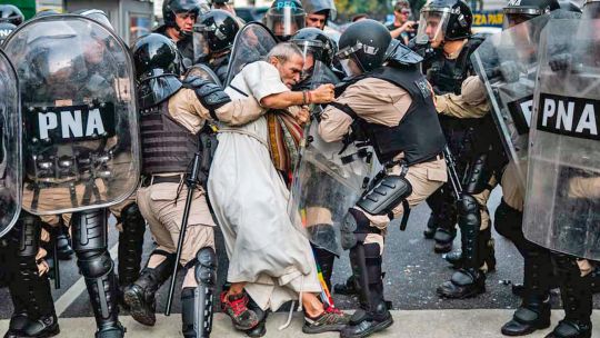 Un argentino ganó un premio por una foto sobre la represión a jubilados