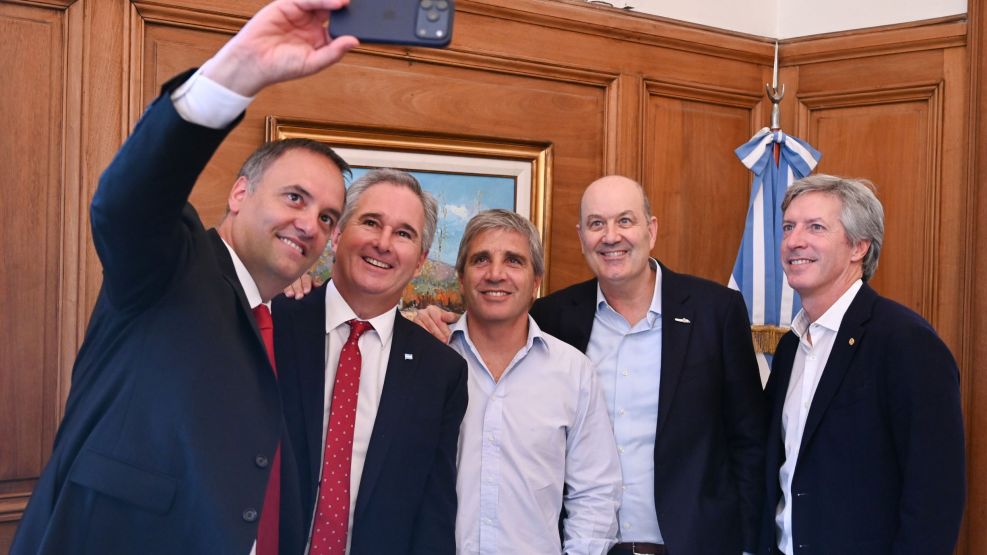 Manuel Adorni, en una "selfie de gestión" en febrero pasado.