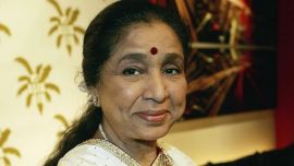 Murió Asha Bhosle, legendaria cantante de Bollywood que se convirtió en icono cultural, a los 92 años