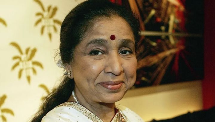 Murió Asha Bhosle, legendaria cantante de Bollywood que se convirtió en icono cultural, a los 92 años