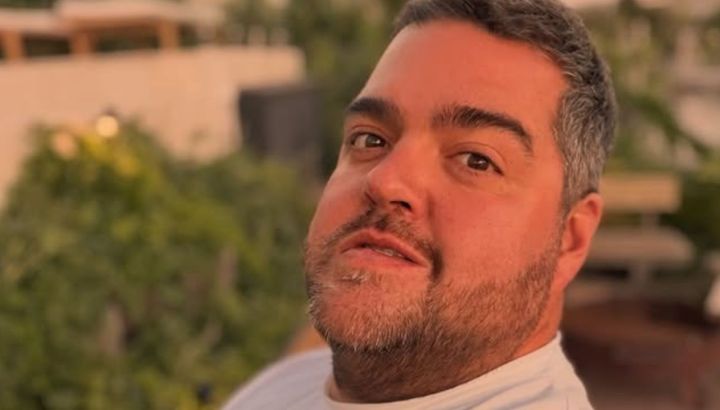 Así es el living de Darío Barassi: estilo industrial, sillón XXL y vista al patio de juegos de sus hijas, Inés y Emilia