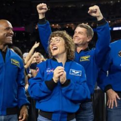 La tripulación de Artemis II celebró con sus seguidores durante la final de un partido de baloncesto universitario en Houston, Texas.