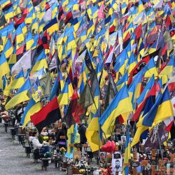 En medio de la invasión rusa de Ucrania, personas visitan las tumbas de soldados ucranianos caídos en el cementerio militar de Lychakiv durante las celebraciones de la Pascua ortodoxa en Lviv. | Foto:YURIY DYACHYSHYN / AFP