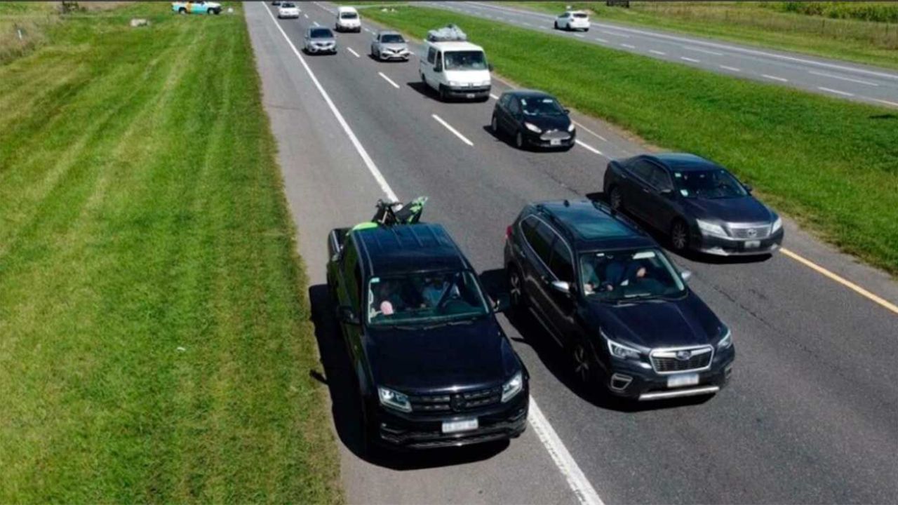 Pese a su prohibición, la circulación por la banquina sigue entre las faltas más comunes en rutas, según su relevamiento vial. | Foto:Cecaitra