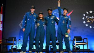 Los astronautas de la misión Artemis II tras el amerizaje de la cápsula Orión